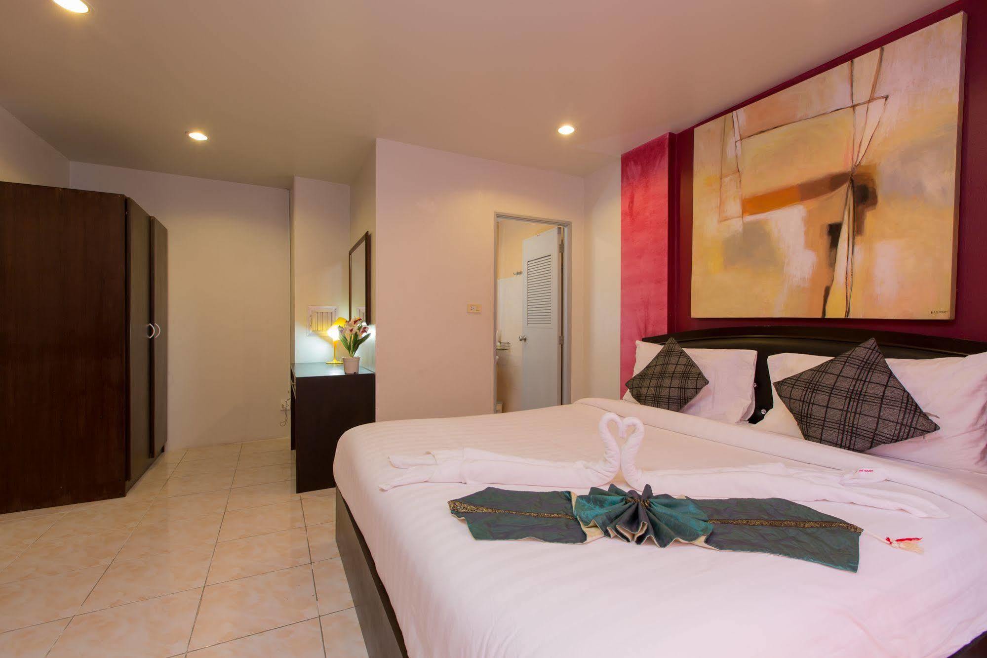Cool Sea House Hotell Patong Exteriör bild